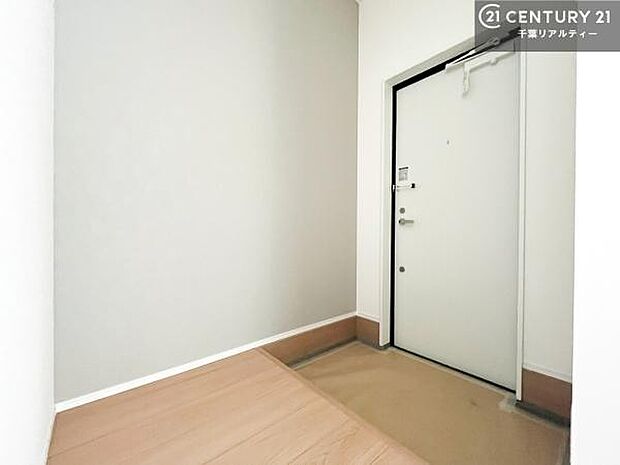 広々とした玄関は、家族みんなが同時に靴を脱ぎ履きしても余裕があり、出入りがスムーズ。