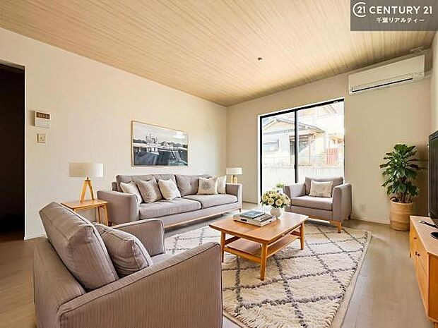 家具はCGパースです。優しい陽だまりがリビングを包んでくれて居心地の良い空間を演出してくれます！くつろぎの時間を過ごせます！