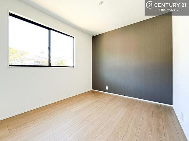 優しい光が差し込む洋室は、朝の目覚めも気持ちが良さそうですね。おうち時間もゆったりと過ごすことができます。優しい色合いのフローリングがどんな家具にもマッチします！