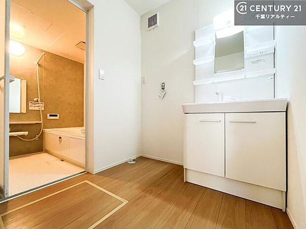 身なりを整える洗面所は、清潔感が大事です！水周りの清潔感のある雰囲気を演出！気持ちよくお使いいただけます。