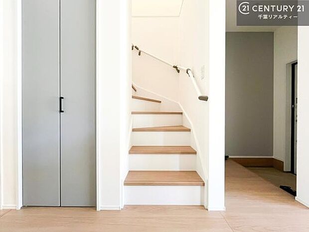 リビングイン階段でコミュニケーションが取りやすいリビング！階段は明るく手摺りもついています。お子様やご年配の方も安心してご利用頂けますね！