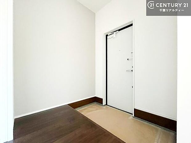 広々とした玄関は、家族みんなが同時に靴を脱ぎ履きしても余裕があり、出入りがスムーズ。