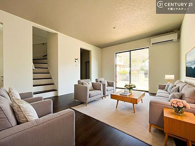 家具はCGパースです。開放感のある広々LDK！ソファーやダイニングテーブルを置いても窮屈にならないので快適に過ごせます！コミュニケーションが取りやすいリビングです！