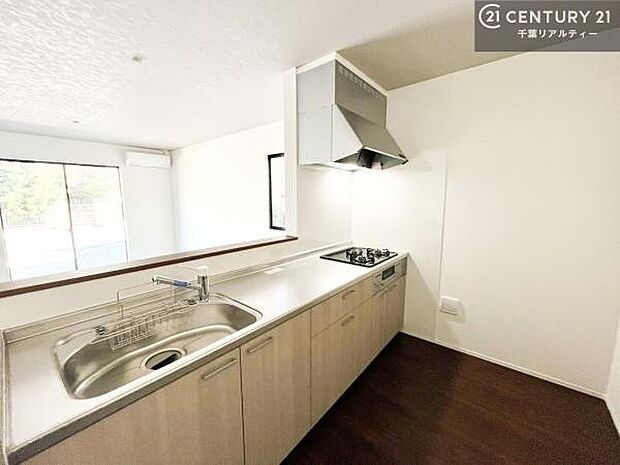 大人気の対面式システムキッチンを採用しています！ご家族のコミュニケーションが自然と増える設計です。お子様にも目が届くので嬉しいですね！広々使えて快適に作業が進みます。