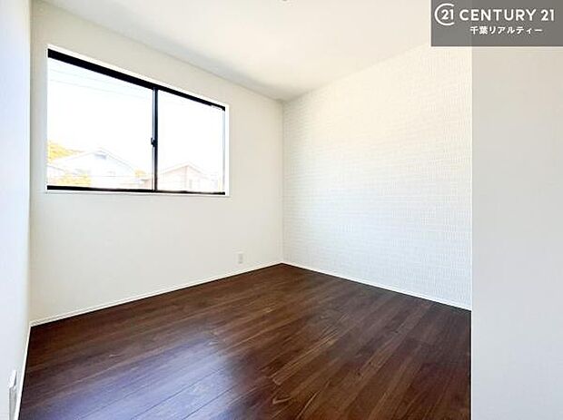 優しい光が差し込む洋室は、朝の目覚めも気持ちが良さそうですね。おうち時間もゆったりと過ごすことができます。優しい色合いのフローリングがどんな家具にもマッチします！