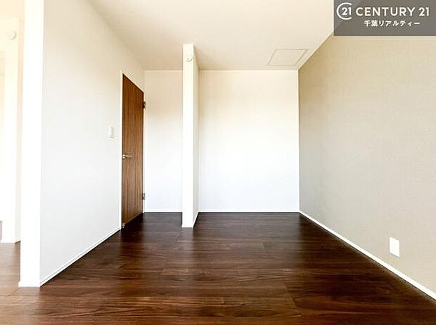 収納が充実しているからこそ、お部屋はいつも広々。掃除や片付けもラクになり、居心地の良い暮らしが続きます。