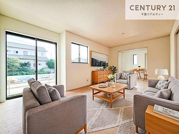 家具はCGパースです。心地良いリビングは家族が自然と集まります。家族団欒の時間が増えそうです。ご家族と、より一層充実した時間を過ごせそうですね。明るく開放的な空間です。