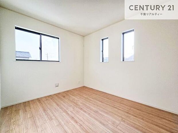 柔らかい陽光が差し込む明るいお部屋を演出する設計。彩光の取れる窓が気持ちの良いお部屋を創り上げます。朝の目覚めがスッキリします！