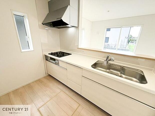 大人気の対面式システムキッチンを採用しています！ご家族のコミュニケーションが自然と増える設計です。お子様にも目が届くので嬉しいですね！広々使えて快適に作業が進みます。