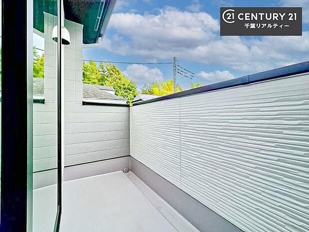 広々としているバルコニーです！お洗濯物を干すのはもちろん風に当たりながらくつろぎタイムが送れます！