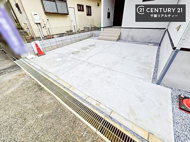 駐車スペースは2台分あります！セカンドカーはもちろん、バイクや自転車なども置き場所に困りません。