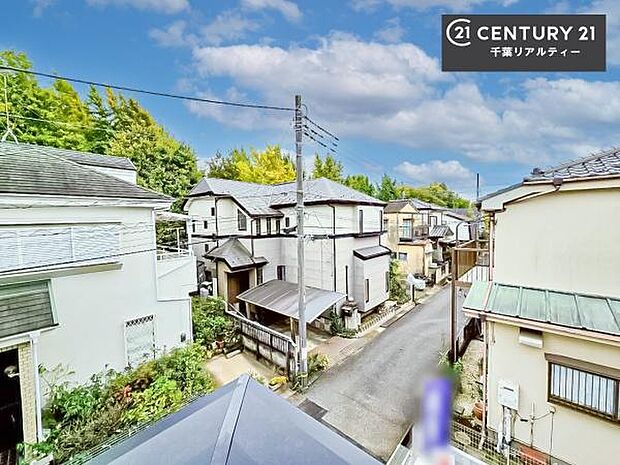 晴れた日には青い空を見渡せる開放的な時間を楽しめます。気持ちの良い風が通り抜ける街並みです！