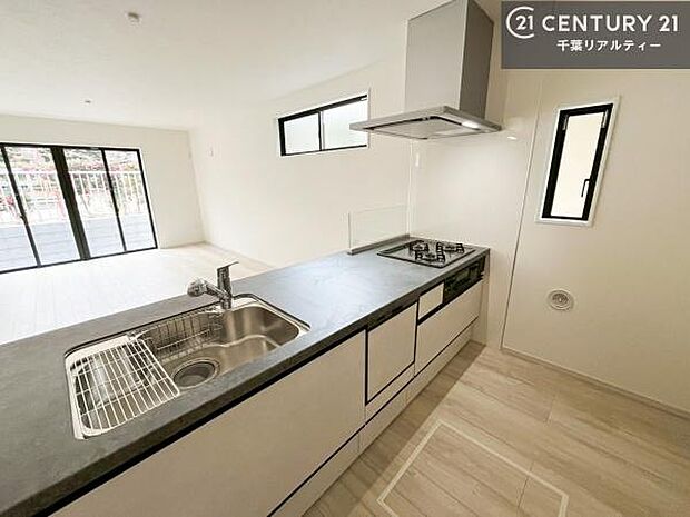 大人気の対面式システムキッチンを採用しています！ご家族のコミュニケーションが自然と増える設計です。お子様にも目が届くので嬉しいですね。広々使えて快適に作業が進みます。