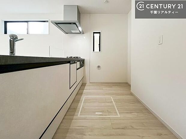 ゆとりある調理スペースで作業がしやすい快適なキッチンです！お子様と一緒にお菓子造りも楽しめる広々スペースです。楽しい調理時間になりそうですね！