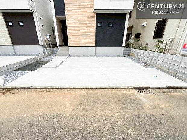 駐車スペースは2台分あります！セカンドカーはもちろん、バイクや自転車なども置き場所に困りません。