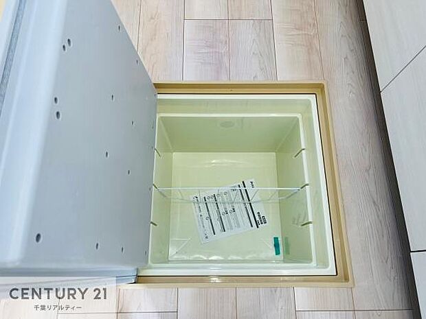 便利な床下収納付き！漬物を作ったり非常食の収納！普段使わないような小物類の収納に便利！場所を取らない収納スペース！