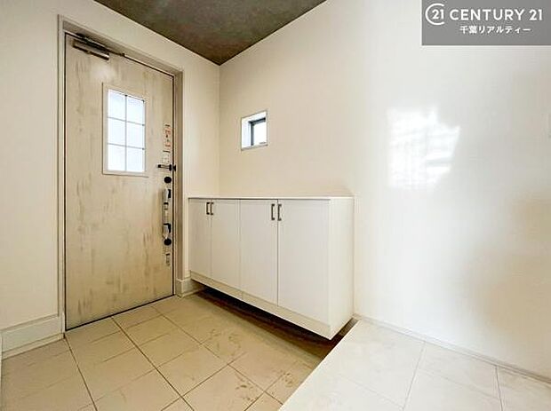 シューズボックス付きなので、玄関が片付きお掃除がしやすいです！スッキリした玄関で戸を開けた瞬間、清潔感のある心地いい空間が出迎えてくれます。