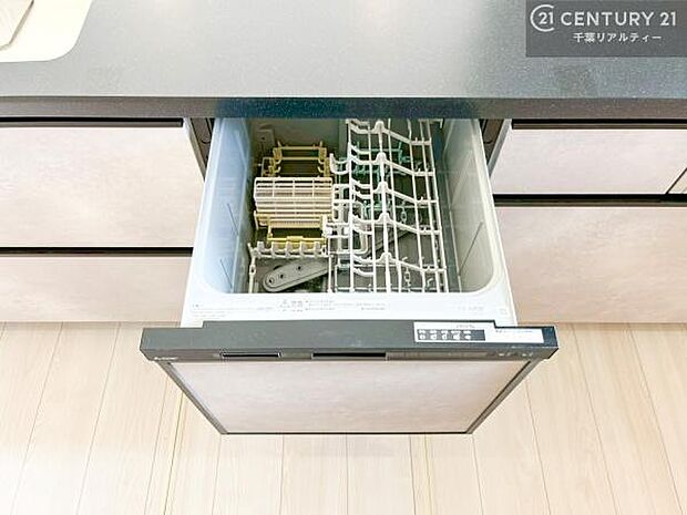 食洗機付きのキッチンです！忙しい時や手荒れ防止として大変活躍する便利な仕様です！ビルトインなのでキッチンの場所を取らず調理スペースを広く使うことが出来ます！