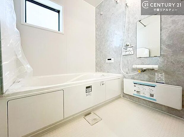 白を基調とした清潔感のあるバスルーム！快適なバスタイムが送れます！1日の疲れをしっかりと癒してくれる素敵なリラクゼーション空間になりそうですね。