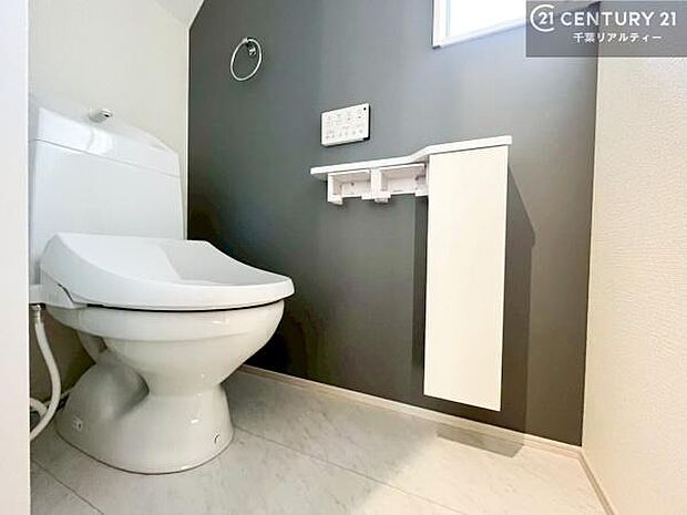 温水洗浄便座につき、冬場は便座が暖かくできるので冷たい便座に座らずに済む嬉しい仕様です！