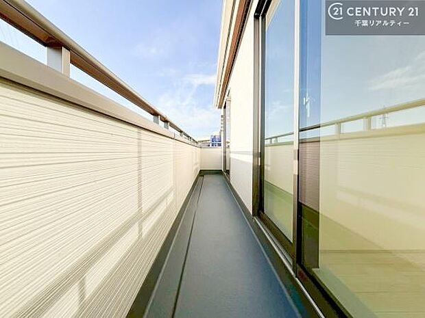 陽当たりの良いバルコニーで、お洗濯物もよく乾きそうですね！お天気の良い日にはバルコニーへ出てリフレッシュするのも気持ちよさそうです。