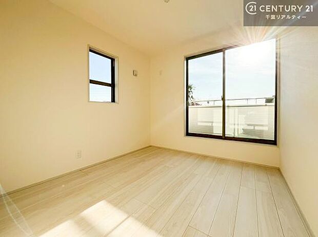 バルコニーに面している洋室です。明るく温もりがあり、換気もしっかりできます！朝起きて、外に出て背伸びをしつつ深呼吸をし良い朝を迎え入れることができます。