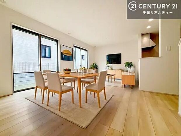 家具はCGパースです。心地良いリビングは家族が自然と集まります。家族団欒の時間が増えそうです。ご家族と、より一層充実した時間を過ごせそうですね。