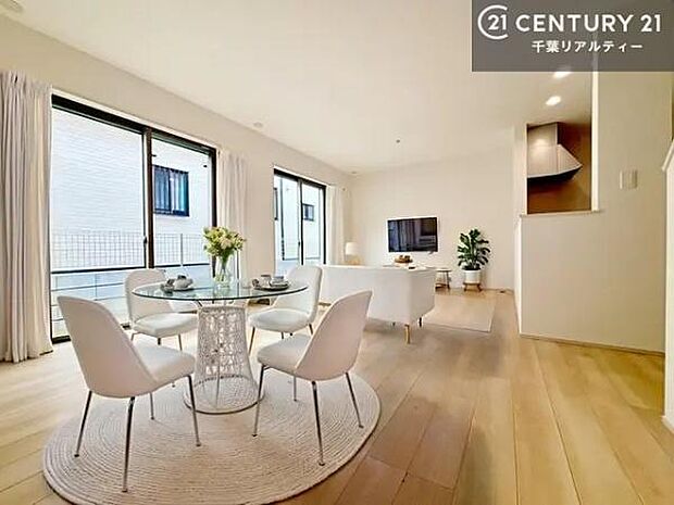 家具はCGパースです。優しい陽だまりがリビングを包んでくれて居心地の良い空間を演出してくれます！くつろぎの時間を過ごせます！