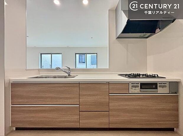 作業がしやすいシステムキッチンです！収納がたくさん付いているので、調理スペースに物を置かなくて済むので、広々使えて、快適に作業ができます！