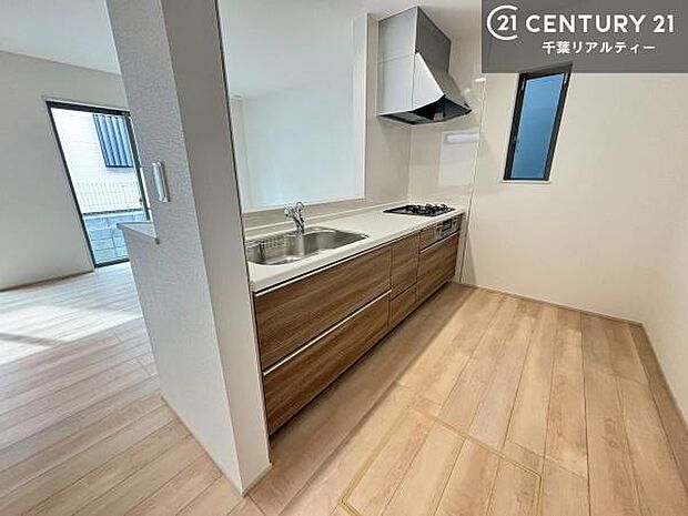 ゆとりある調理スペースで作業がしやすい快適なキッチンです！お子様と一緒にお菓子造りも楽しめる広々スペースです。楽しい調理時間になりそうですね！