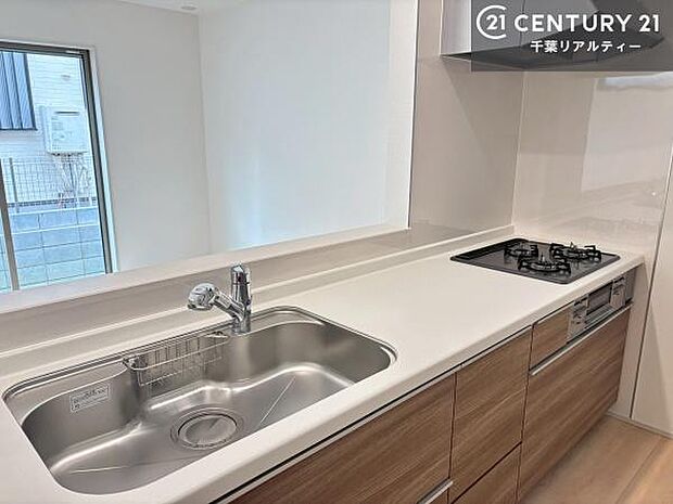 ワイドなシンクですね！水が跳ねにくく洗物がしやすい家事が楽々仕様のシステムキッチンです！デザイン性と機能性を兼ねたキッチンで清潔感がありますね！