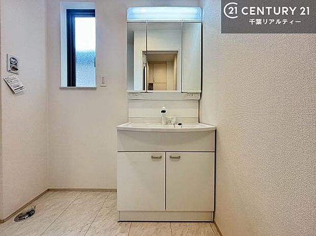 深い洗面台ボウルは、水が跳ねにくいのでお手入れが楽々！清潔感が保てます！キレイな洗面所で自分磨きのモチベーションが上がりますね！