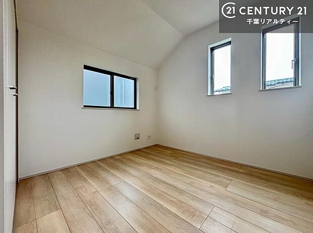 2面採光を確保した明るい室内は、風通しも良く、明るく大変居心地の良い空間となっております。リラックスして過ごせる心地の良いお部屋です！朝の目覚めがスッキリしますね！