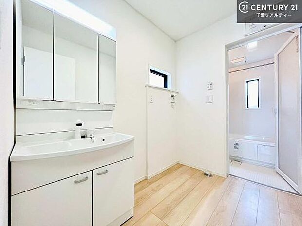 小窓付きの明るい洗面室です！湿気もすぐに入れ替えができて清潔に保つことができます！自然光が差し込むのでお化粧の仕上がりも良くなりますね！【同仕様】