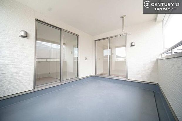 広々としたバルコニーで一日の始まりをスタート！お洗濯ものをたっぷり気持ちよく干せます！【同仕様】