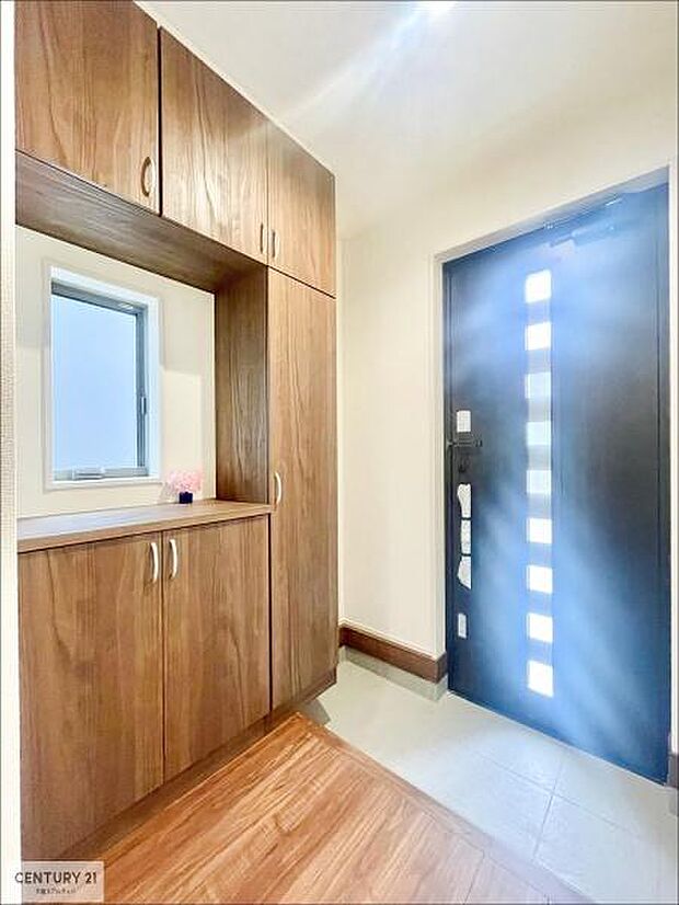 疲れて帰ってきても、ただいま！を言いたくなる、優しく迎え入れてくれる空間になっています。明るく温もり溢れる玄関です！【施工例】