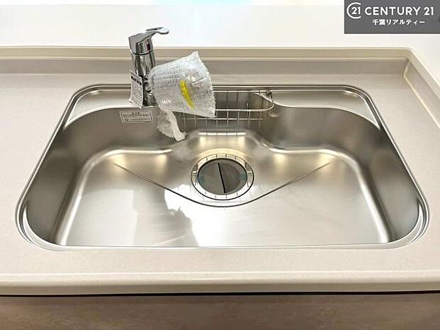 ワイドなシンクですね！水が跳ねにくく洗物がしやすい家事が楽々仕様のシステムキッチンです！デザイン性と機能性を兼ねたキッチンで清潔感がありますね！【同仕様】