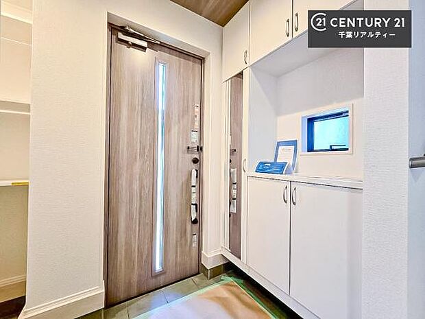 シューズボックス付きなので、玄関が片付きお掃除がしやすいです！スッキリした玄関で戸を開けた瞬間、清潔感のある心地いい空間が出迎えてくれます。