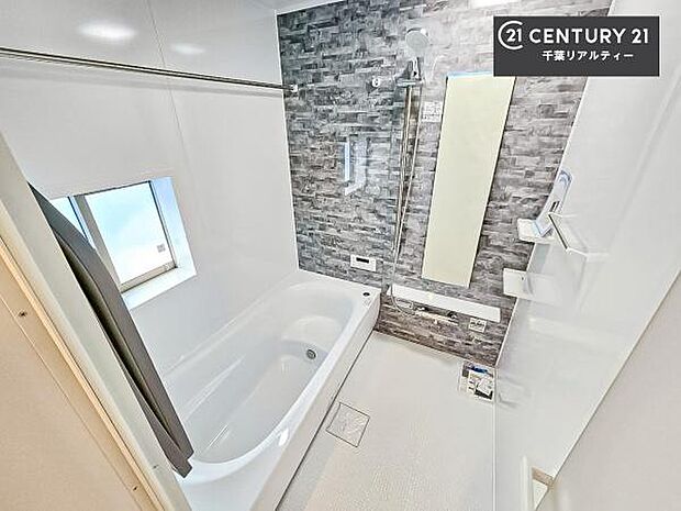 落ち着きある大人の雰囲気のバスルームは、味が出ていてバスタイムが充実！お仕事頑張っているご褒美にお好みの匂いの入浴剤を入れて、楽しんでみてはいかがでしょうか？