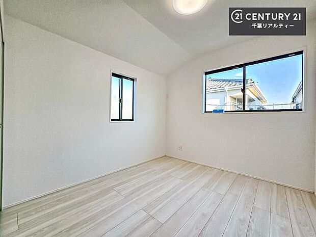 採光を確保した明るい室内は、風通しも良く、明るく大変居心地の良い空間となっております。リラックスして過ごせる心地の良いお部屋です！朝の目覚めがスッキリしますね！