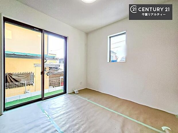 まだ畳は敷かれておりませんが、リビングと隣接している和室です！客間としてはもちろん、家事の休憩スペースとして使用するのもいいですね！