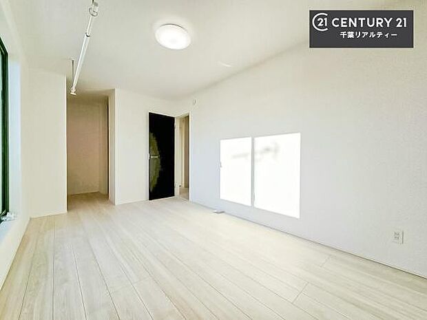 洋室は子供部屋や寝室、色々と用途多彩に利用できますね。収納力もたっぷりなので、広々気持ちよく過ごすことができます。