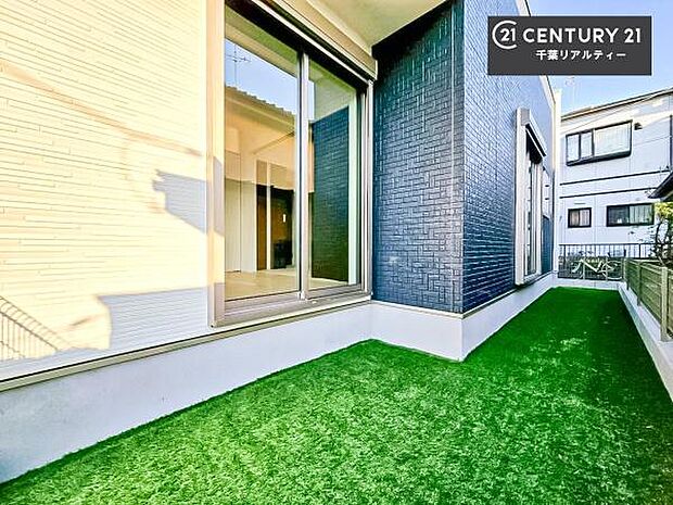 お庭には、外水栓が付いています！ガーデニングや夏場はお子様の水遊びも楽しめます！