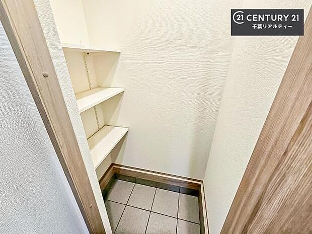 シューズインクローク付きです！シューズだけでなくベビーカーや折り畳み自転車、アウトドア用品もスッキリと片付けられます！