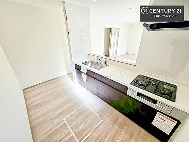 ゆとりある調理スペースで作業がしやすい快適なキッチンです！お子様と一緒にお菓子造りも楽しめる広々スペースです。楽しい調理時間になりそうですね！