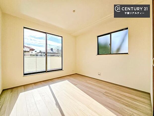 バルコニーに面している洋室です。明るく温もりがあり、換気もしっかりできます！朝起きて、外に出て背伸びをしつつ深呼吸をし良い朝を迎え入れることができます。