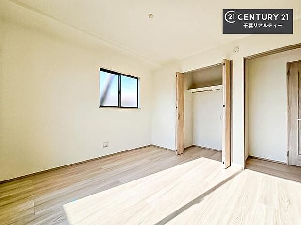 収納スペースがついています！居室をスッキリ整頓する事ができますね。家具を選ばないシンプルなデザインの為、家具を選ばずお気に入りの空間作りができそうですね。