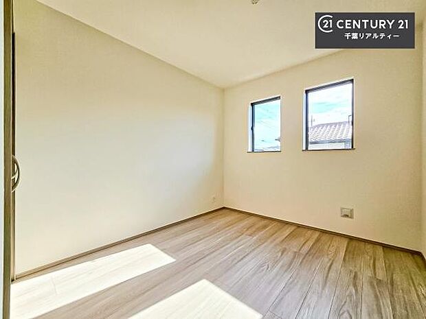 明るい室内は、風通しも良く、明るく大変居心地の良い空間となっております。リラックスして過ごせる心地の良いお部屋です！