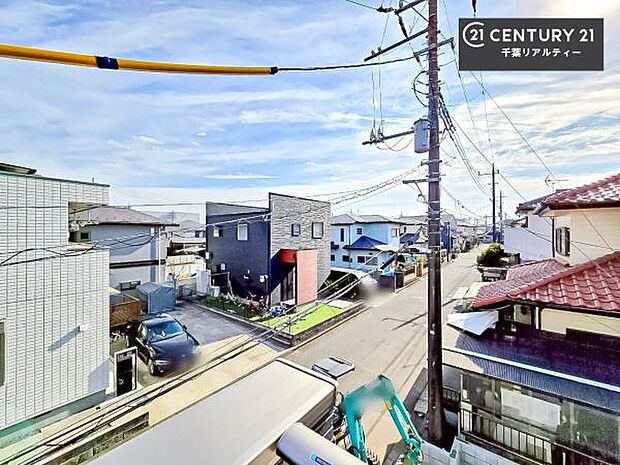 落ち着きある住宅街です！周囲には高い建物がなく、空が広く開放感があり、陽当たりを大きく遮られることもありません！気持ちの良い風が通り抜ける街並みです！