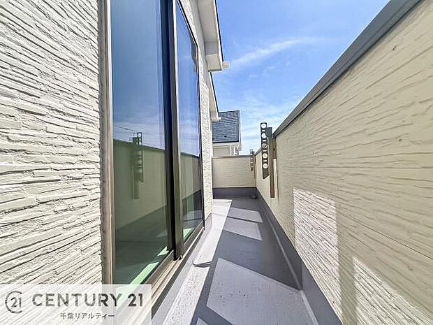 【同仕様】陽当たり良好なバルコニーです！晴れた日には青い空を見渡せる開放的な時間を楽しめます。